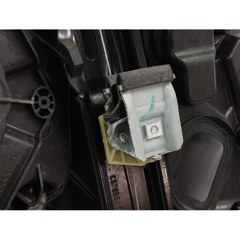 ELEVALUNAS DELANTERO DERECHO SIN MOTOR