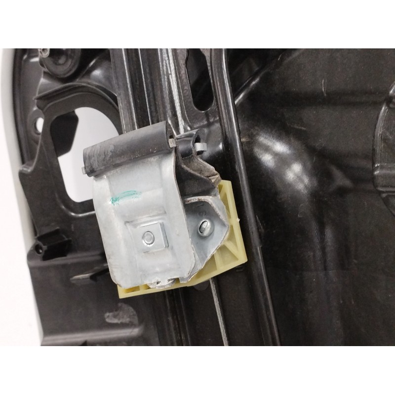 ELEVALUNAS DELANTERO DERECHO SIN MOTOR