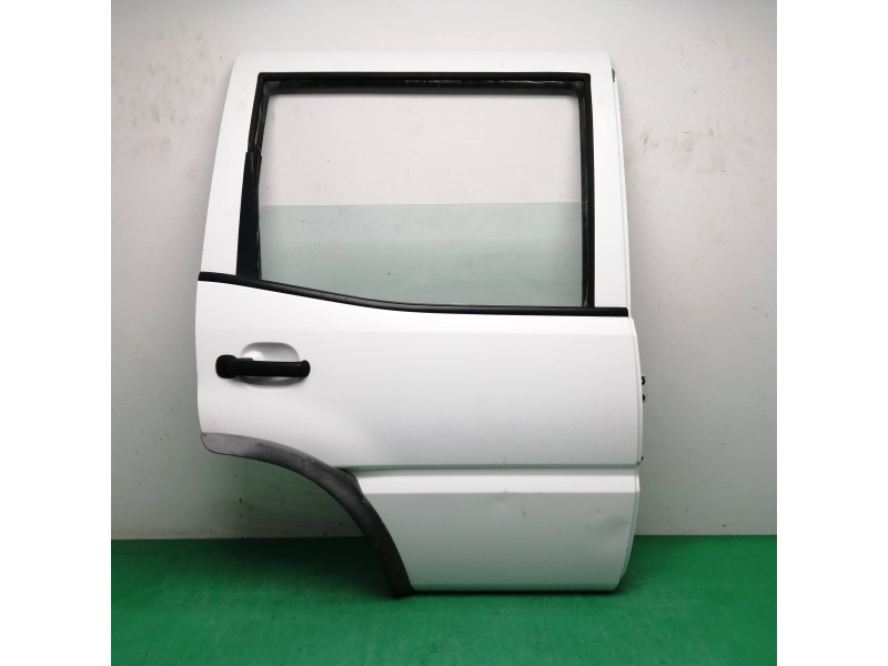 Recambio de puerta trasera derecha para nissan terrano/terrano.ii (r20) 2.7 turbodiesel referencia OEM IAM Recambio de puerta trasera derecha para nissan terrano/terrano.ii (r20) 2.7 turbodiesel referencia OEM IAM