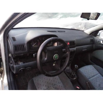 skoda octavia berlina (1u2) del año 2001