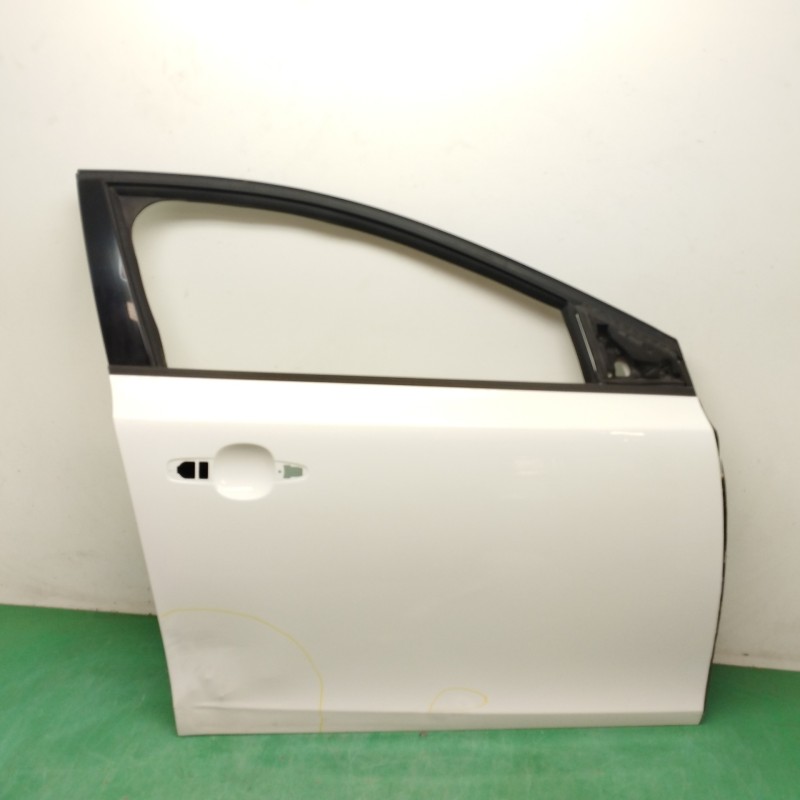 Recambio de puerta delantera derecha para volvo v40 1.6 diesel cat referencia OEM IAM 31402335 NECESITA REPARACION 