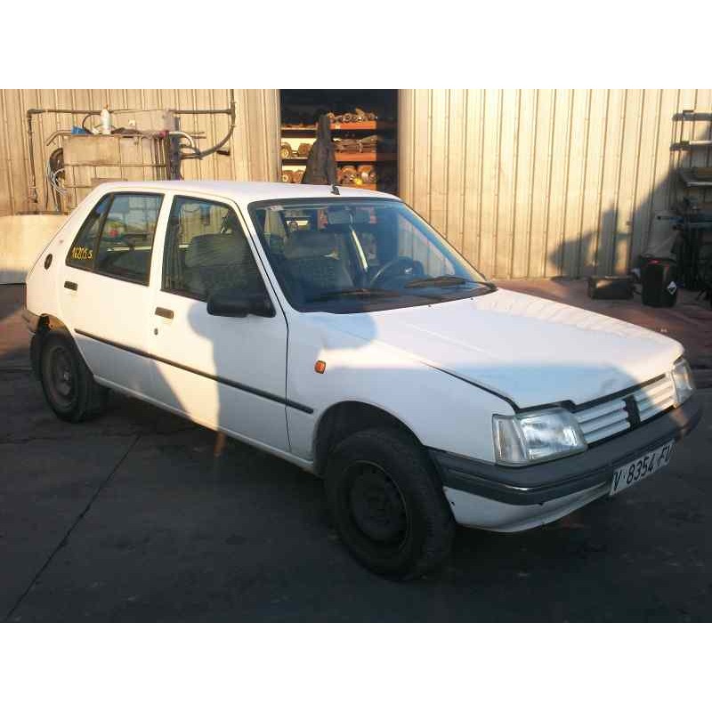 peugeot 205 berlina del año 1983