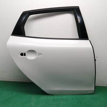 Recambio de puerta trasera derecha para volvo v40 1.6 diesel cat referencia OEM IAM 31402337 NECESITA REPARACION OBSERVAR FOTOS