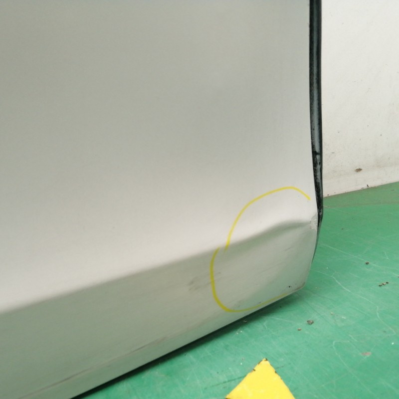 PUERTA TRASERA DERECHA NECESITA REPARACION OBSERVAR FOTOS