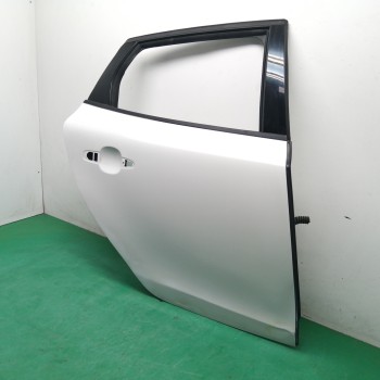 Recambio de puerta trasera derecha para volvo v40 1.6 diesel cat referencia OEM IAM 31402337 NECESITA REPARACION OBSERVAR FOTOS