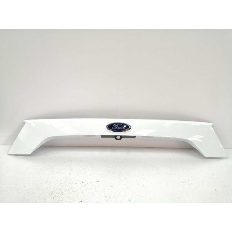 Recambio de moldura para ford kuga (cbs) referencia OEM IAM GJ54S43404A TRASERA PORTON BLANCO