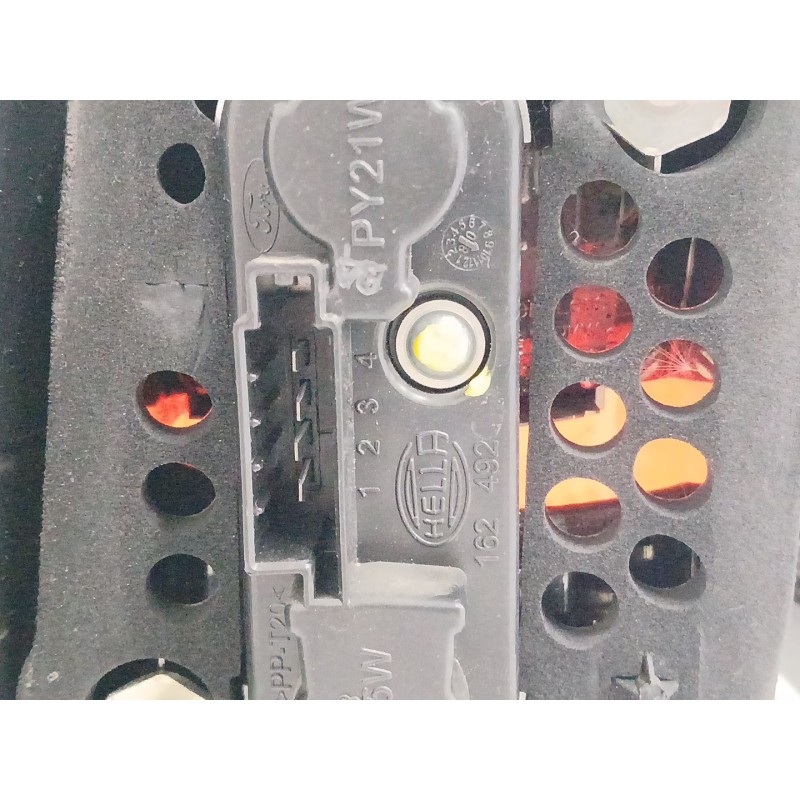 PILOTO TRASERO DERECHO 6M2113404AJ