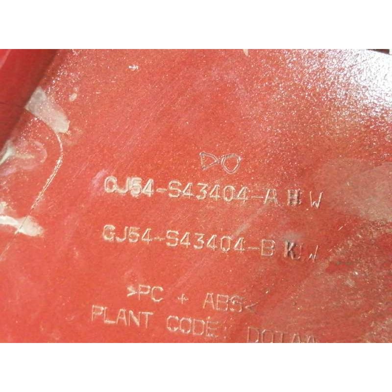 MOLDURA TRASERA PORTON ROJO