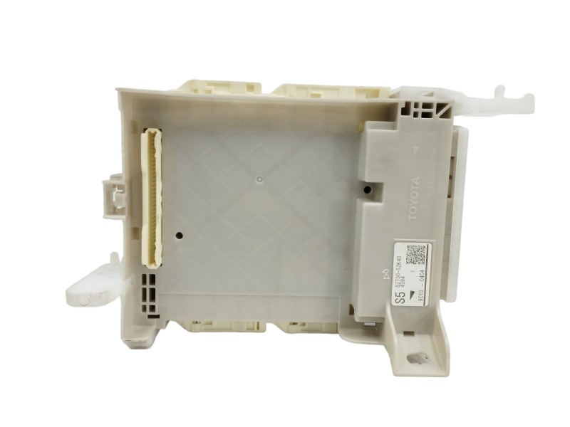 Recambio de caja reles / fusibles para toyota yaris 1.5 16v cat referencia OEM IAM 8273052K40  
