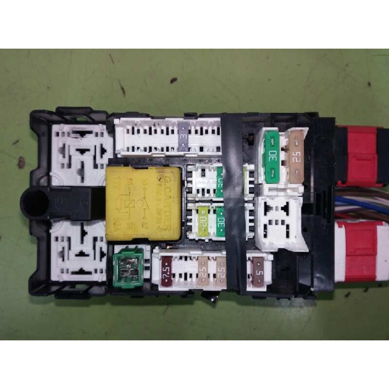 CAJA RELES / FUSIBLES