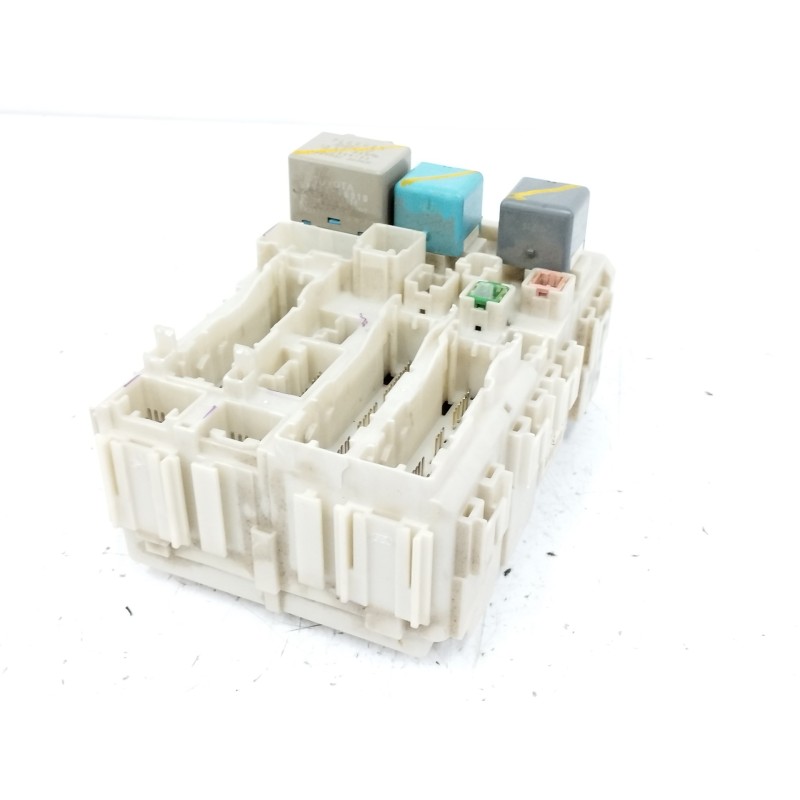 CAJA RELES / FUSIBLES 4J120197