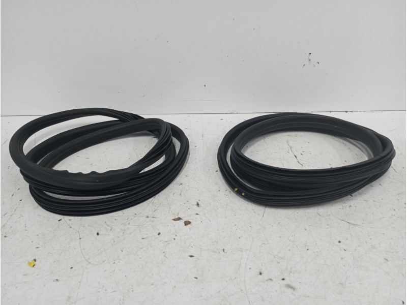 Recambio de gomas contorno puerta para peugeot 308 1.6 16v referencia OEM IAM   