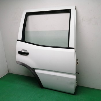 Recambio de puerta trasera derecha para nissan terrano/terrano.ii (r20) 2.7 turbodiesel referencia OEM IAM   