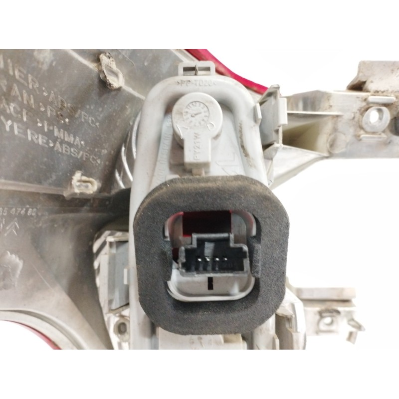 PILOTO TRASERO DERECHO 0283212124