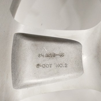 Recambio de neumatico repuesto para hyundai tucson (jm) 2,0 classic 4x2 referencia OEM IAM 529102E370 6,5JX16-46 5H 5X115