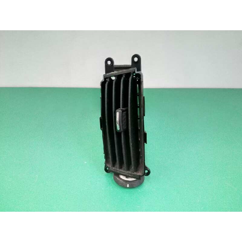 Recambio de rejilla aireadora para hyundai i30 1.4 cat referencia OEM IAM 974102R000 CENTRAL IZQUIERDA 