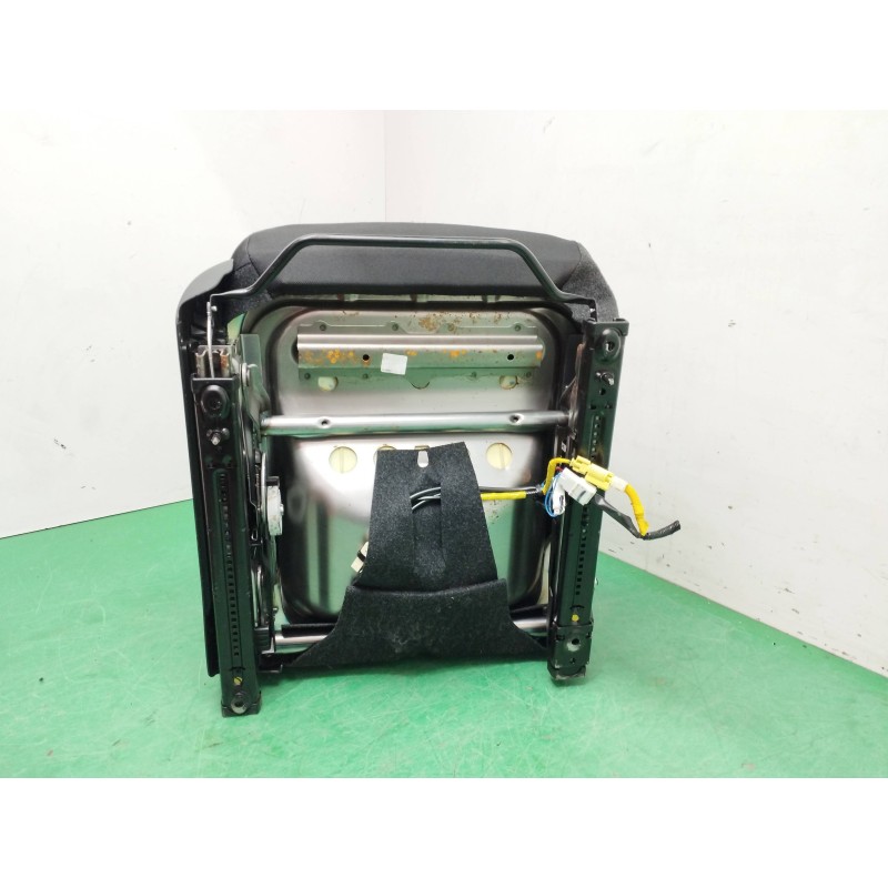 ASIENTO DELANTERO DERECHO NECESITA REPARACION