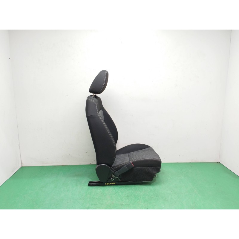 ASIENTO DELANTERO IZQUIERDO NECESITA REPARACION