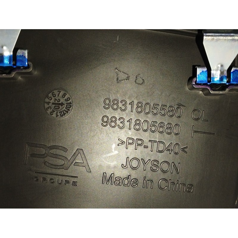 REJILLA AIREADORA LADO IZQUIERDO