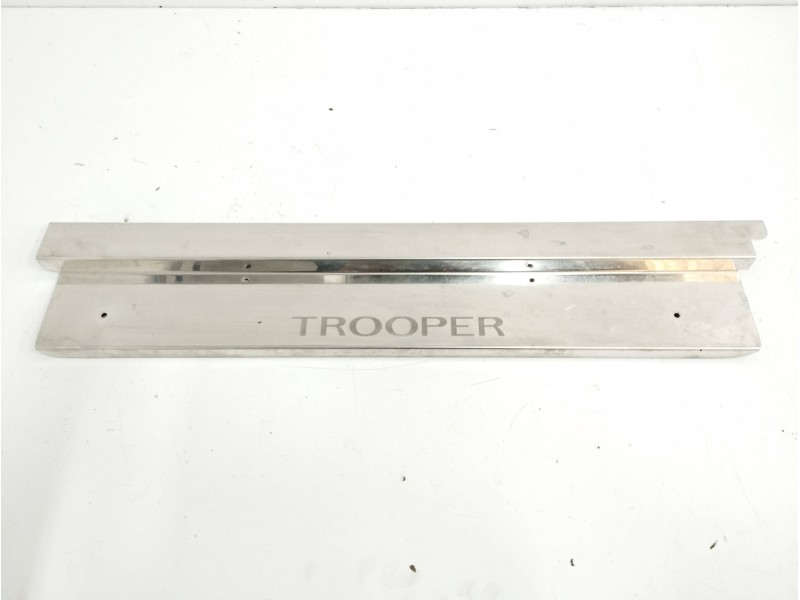 Recambio de moldura para isuzu trooper 3.0 dti (3-trg.) referencia OEM IAM PUERTA LATERAL Recambio de moldura para isuzu trooper 3.0 dti (3-trg.) referencia OEM IAM PUERTA LATERAL