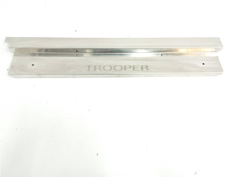 Recambio de moldura para isuzu trooper 3.0 dti (3-trg.) referencia OEM IAM PUERTA LATERAL Recambio de moldura para isuzu trooper 3.0 dti (3-trg.) referencia OEM IAM PUERTA LATERAL