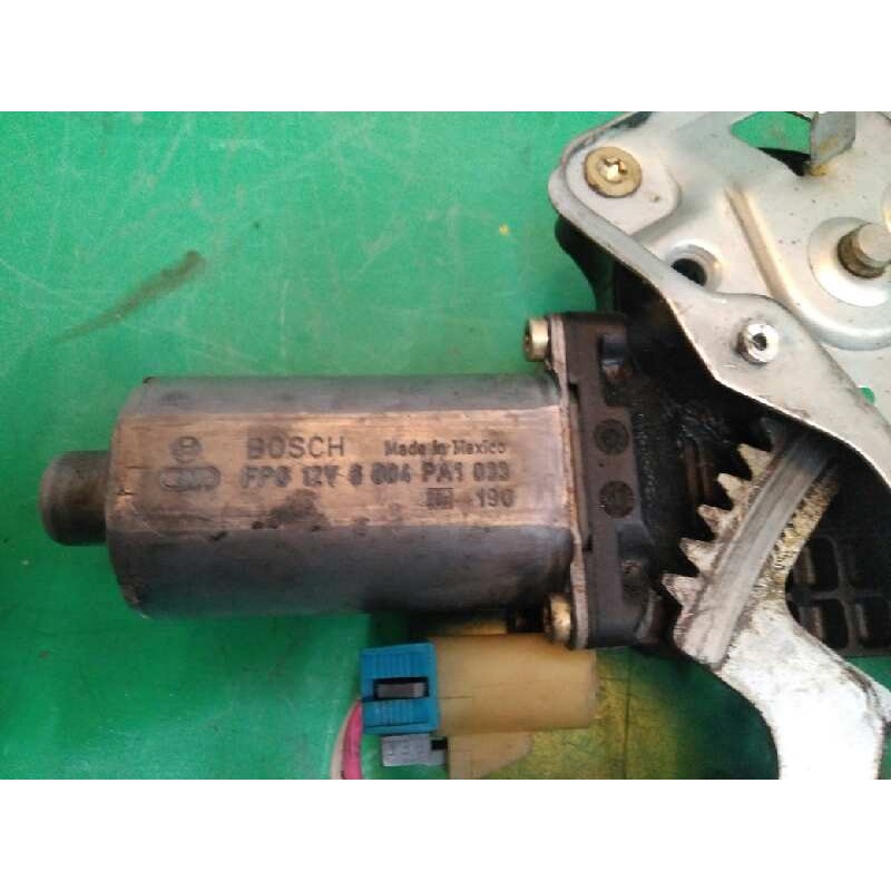 ELEVALUNAS DELANTERO DERECHO 6004PA1033