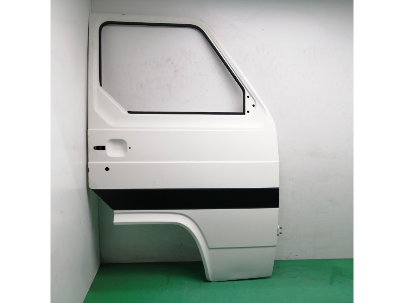 Recambio de puerta delantera derecha para nissan trade 2.8 d referencia OEM IAM  DAÑADA 