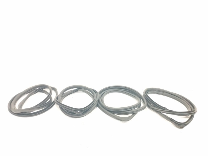 Recambio de gomas contorno puerta para suzuki vitara 1.6 ddis glx 4x4 referencia OEM IAM Recambio de gomas contorno puerta para suzuki vitara 1.6 ddis glx 4x4 referencia OEM IAM