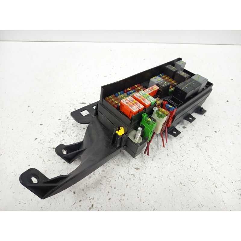 CAJA RELES / FUSIBLES