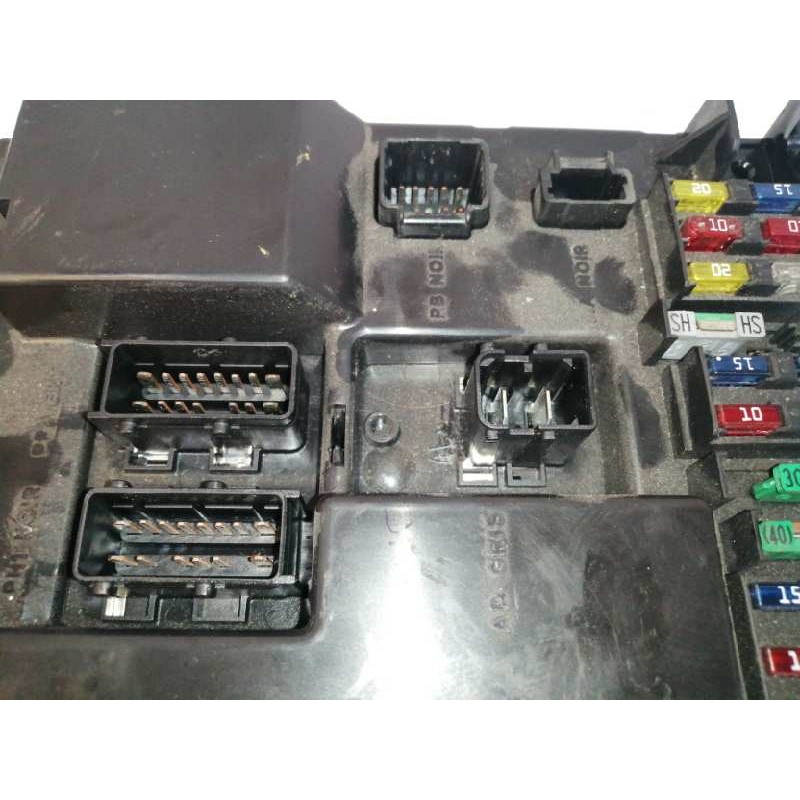 CAJA RELES / FUSIBLES