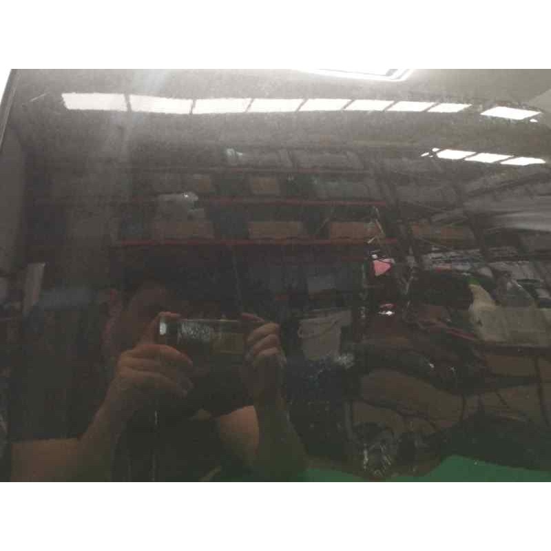 PUERTA TRASERA IZQUIERDA NECESITA REPARACION
