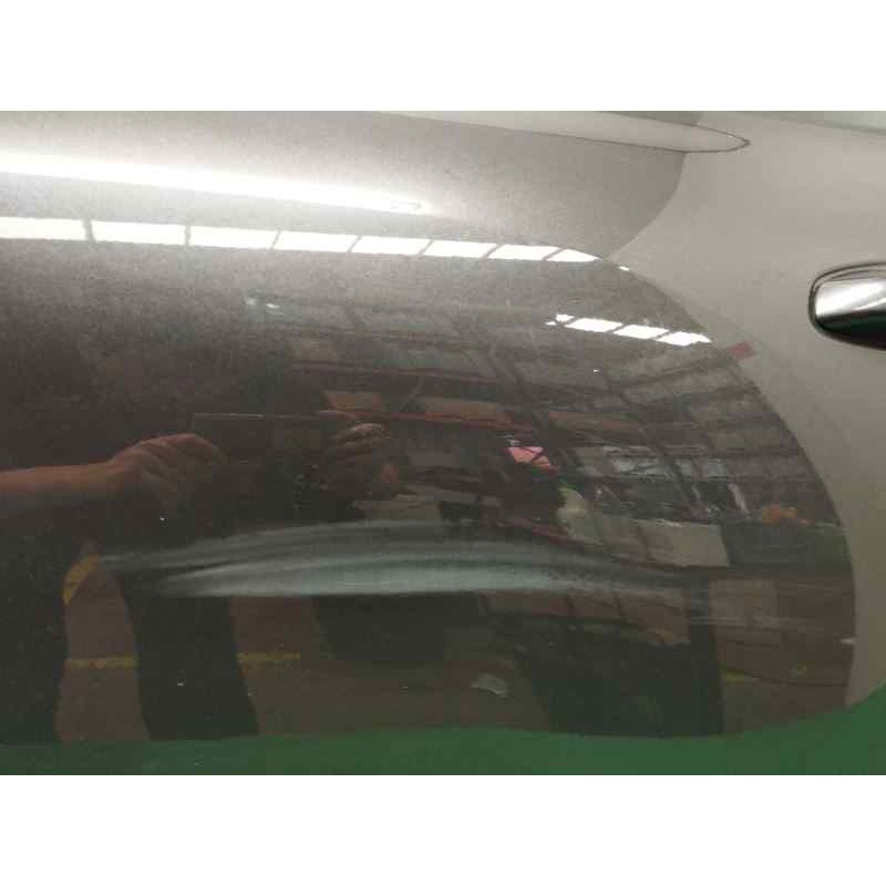 PUERTA TRASERA IZQUIERDA NECESITA REPARACION