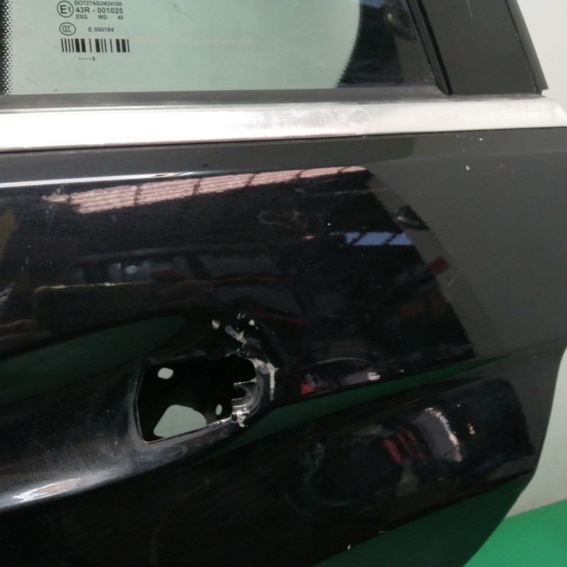 PUERTA TRASERA IZQUIERDA NECESITA REPARACION