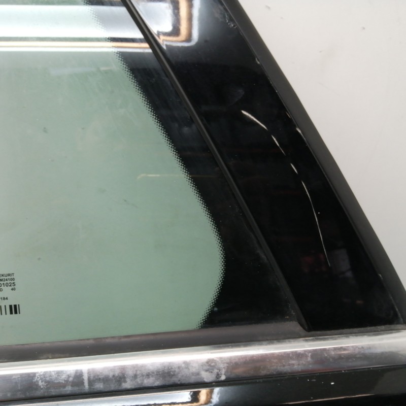PUERTA TRASERA IZQUIERDA NECESITA REPARACION