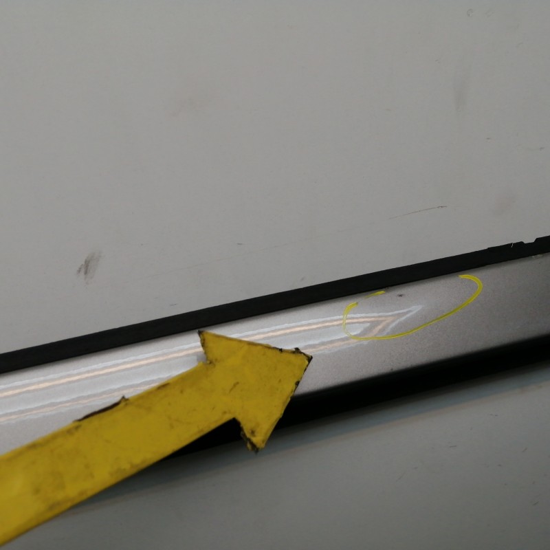 PUERTA TRASERA DERECHA NECESITA REPARACION