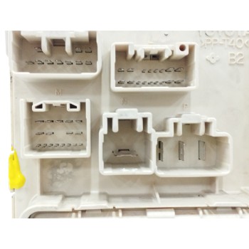 Recambio de caja reles / fusibles para toyota avensis berlina (t25) 2.2 d-4d cat referencia OEM IAM 8264105020  