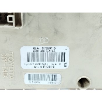 Recambio de caja reles / fusibles para toyota avensis berlina (t25) 2.2 d-4d cat referencia OEM IAM 8264105020  