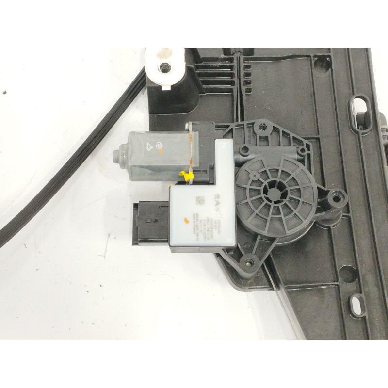 ELEVALUNAS DELANTERO IZQUIERDO