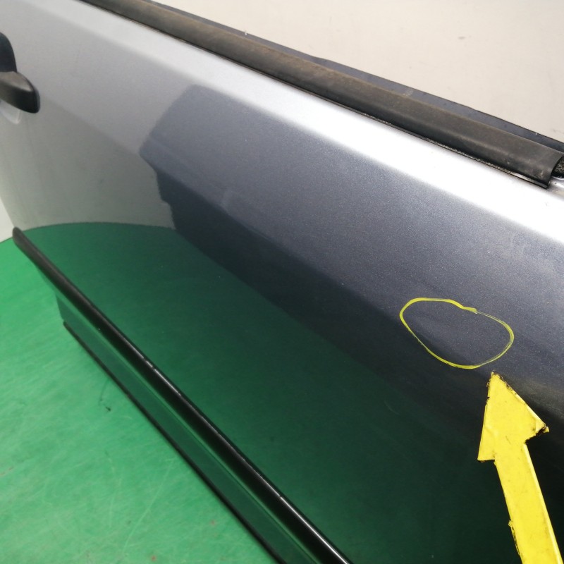 PUERTA DELANTERA DERECHA NECESITA REPARACION