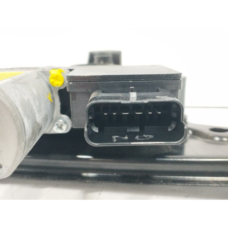 ELEVALUNAS DELANTERO IZQUIERDO