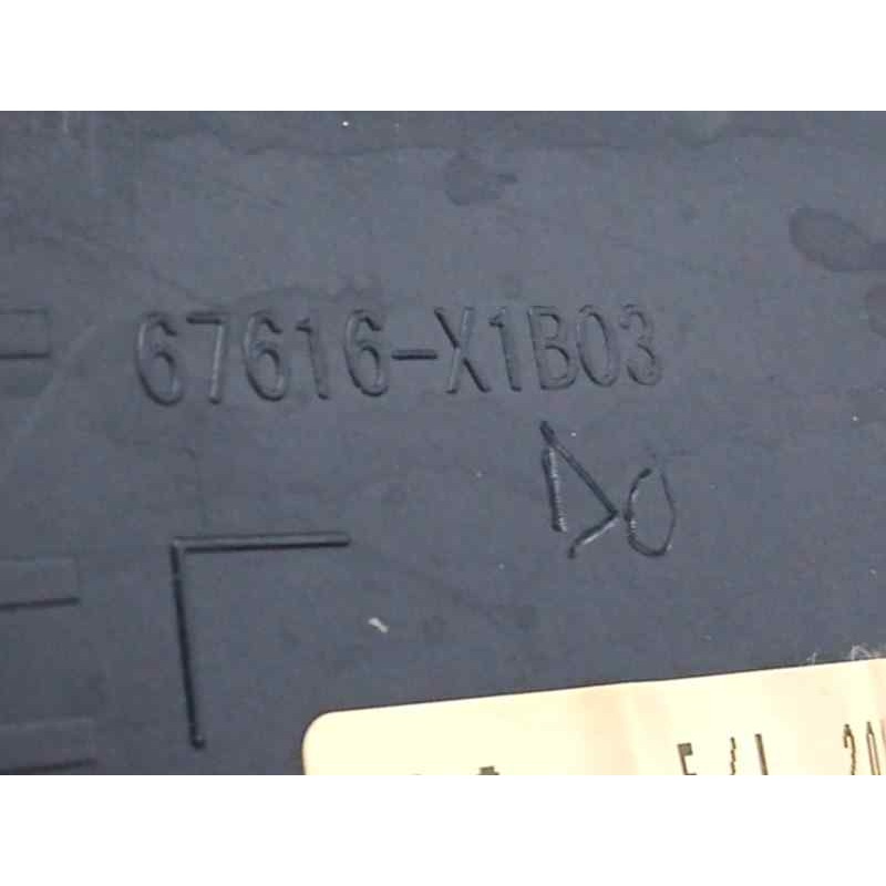GUARNECIDO PUERTA DELANTERA IZQUIERDA