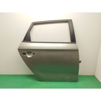 PUERTA TRASERA DERECHA 77004A4000 NECESITA REPARACION 