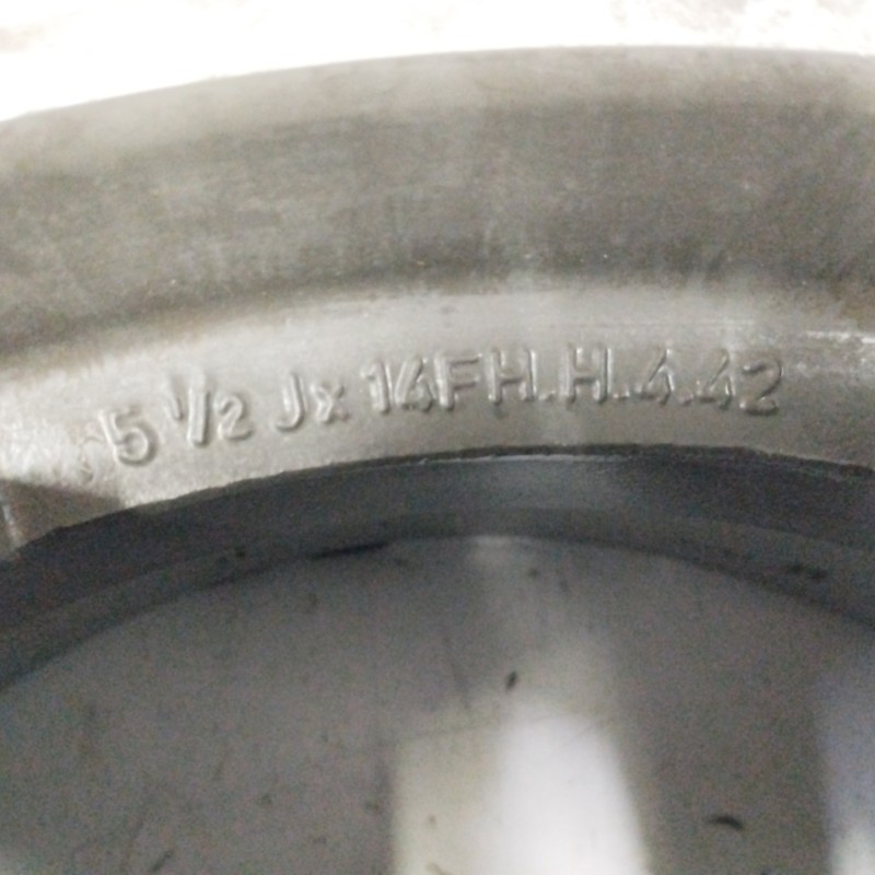 LLANTA 5 5JX14FHH442 NECESITA REPARACION