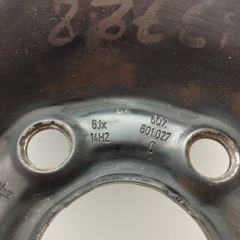 Recambio de llanta para skoda fabia (5j2 ) 1.6 tdi referencia OEM IAM 6Q7601027 6JX14HE ET37 5H 5X100