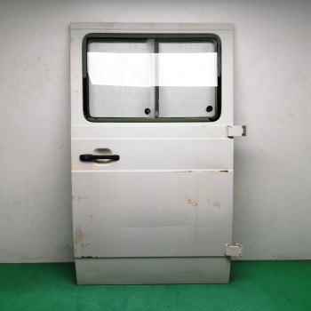 PUERTA TRASERA DERECHA NECESITA REPARACION 