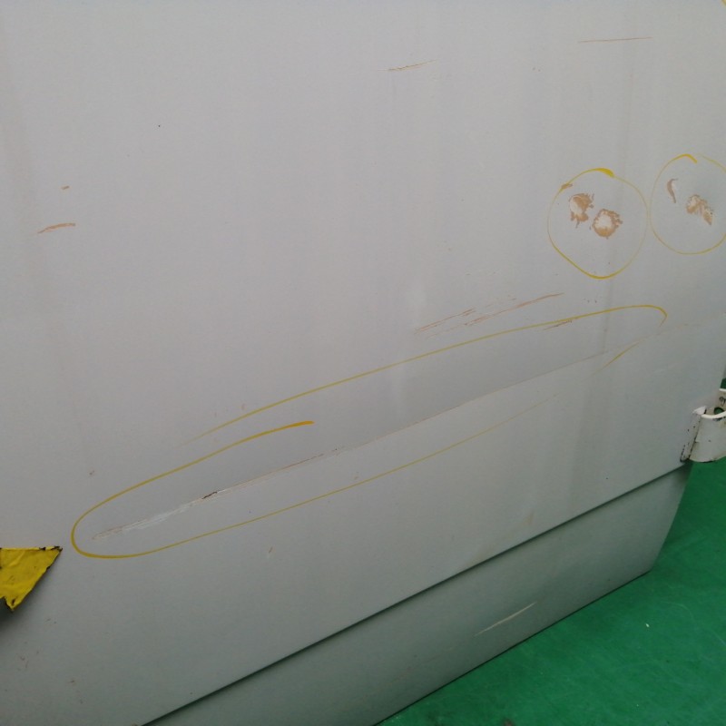 PUERTA TRASERA DERECHA NECESITA REPARACION