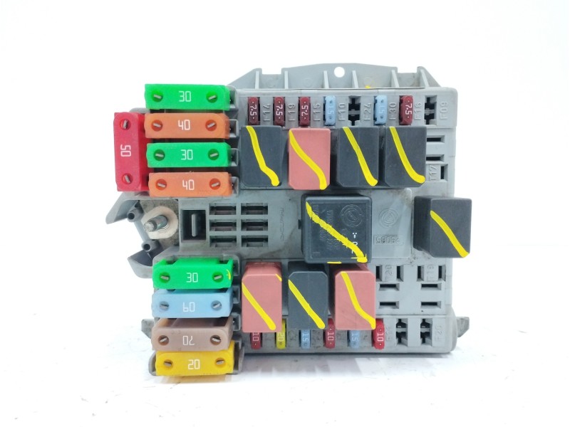 Recambio de caja reles / fusibles para fiat linea (110) 1.3 16v jtd cat referencia OEM IAM 51815360  