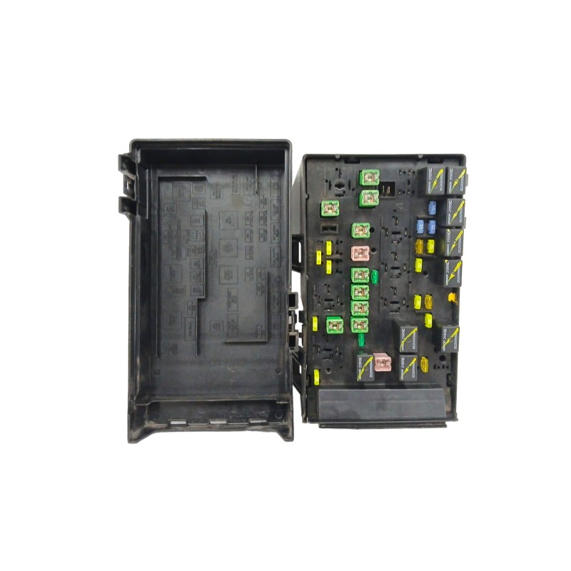 CAJA RELES / FUSIBLES PLASTICO DAÑADO