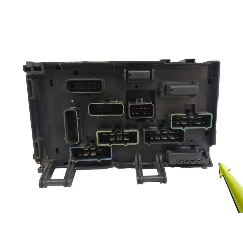 CAJA RELES / FUSIBLES PLASTICO DAÑADO