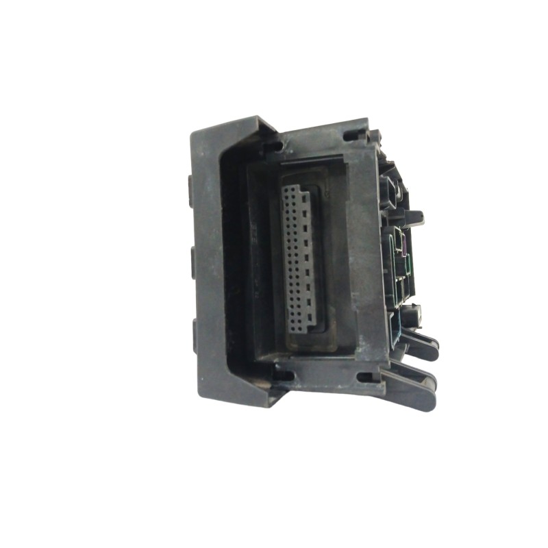 CAJA RELES / FUSIBLES PLASTICO DAÑADO